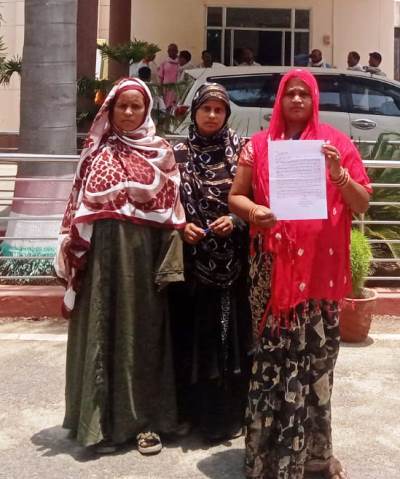 लेखपाल से मिलकर दबंगों द्वारा अवैध कब्जा किए जाने की षिकायत डीएम से